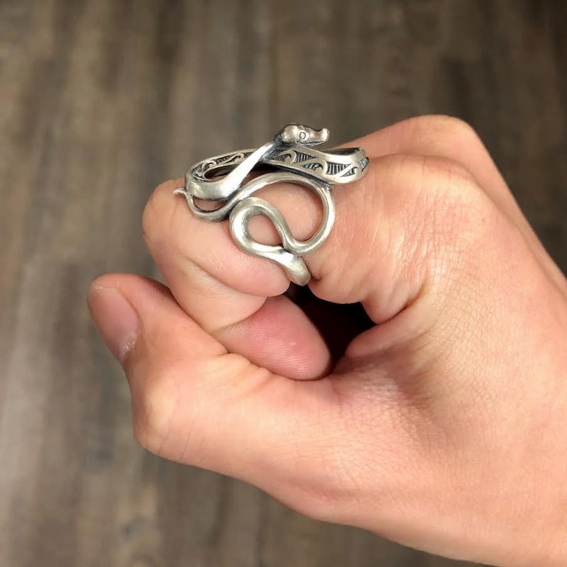 【Silver Monsters】日本雕畫雙絕 Dual Flow 原創設計細膩雕工 曲線圖騰-蛇 純銀戒指