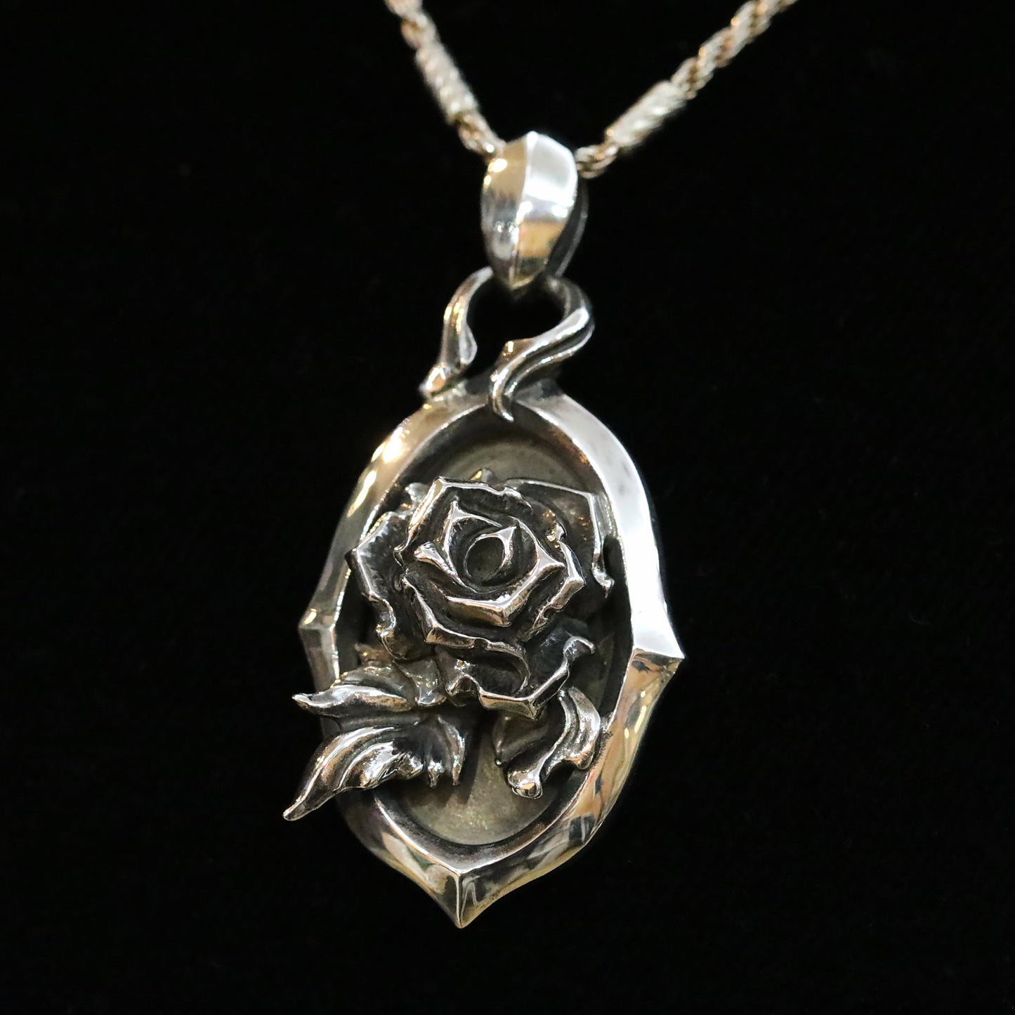 Glam Scale GS-ET-012 rose pendant