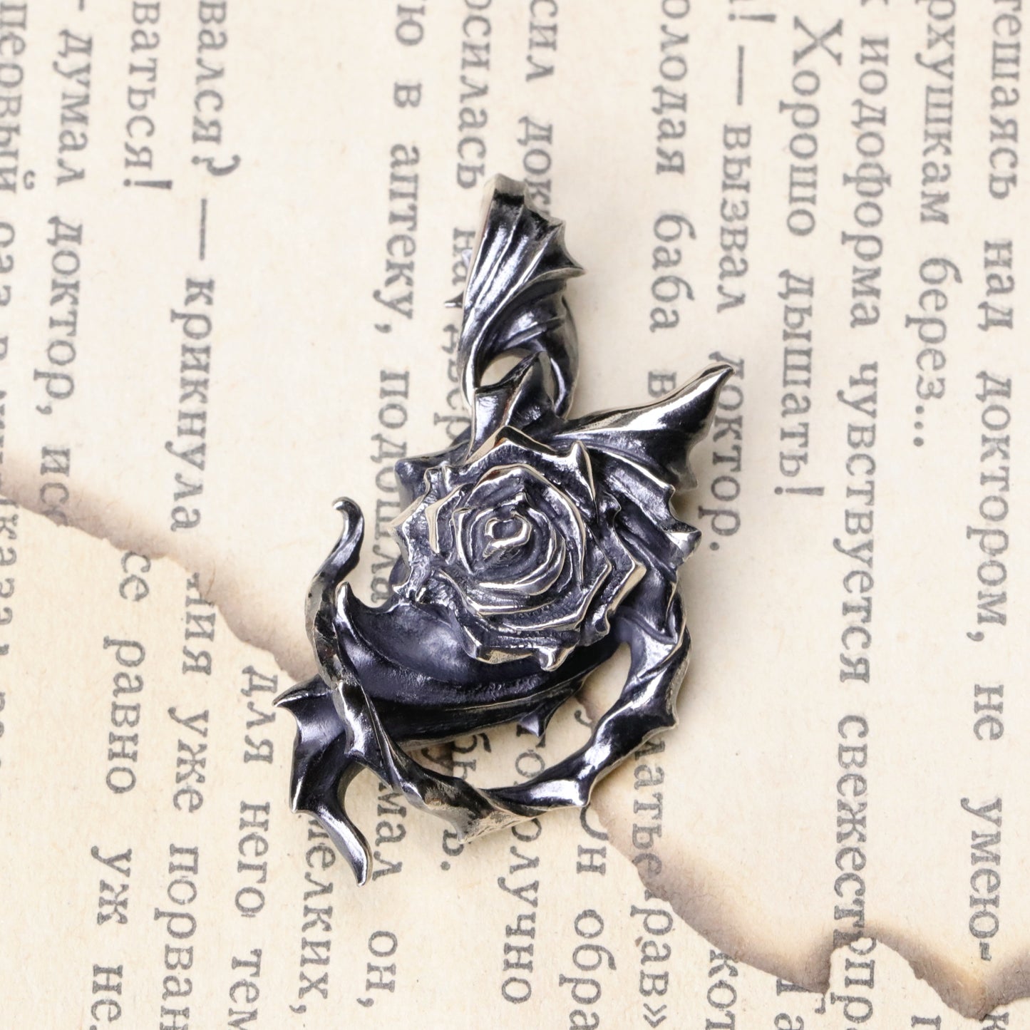 Glam Scale GS-ET-015 gothic rose pendant