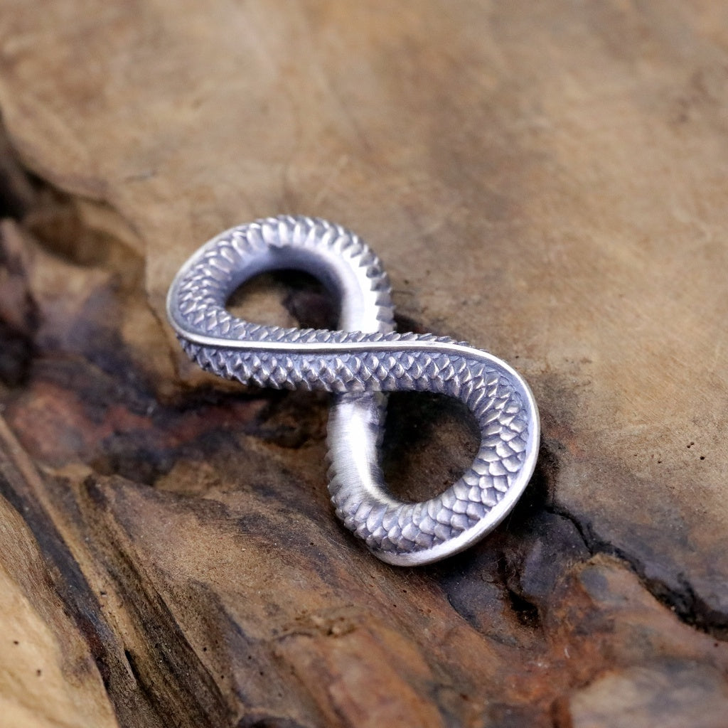 【Silver Monsters】日本雕畫雙絕 Dual Flow 經典手雕絕技再現 無限龍鱗 純銀吊墜