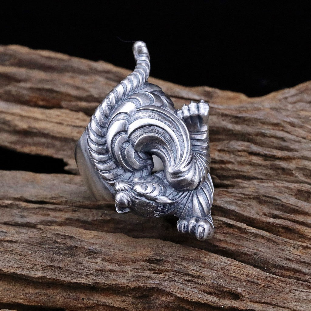 【Silver Monsters】日本雕畫雙絕 Dual Flow 2019 氣勢如虹 渦流盤虎純銀戒指