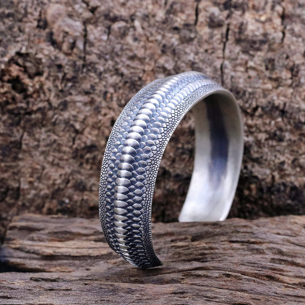 【Silver Monsters】日本雕畫雙絕 Dual Flow 新作「UROBOROS」純銀寬版蛇鱗手環