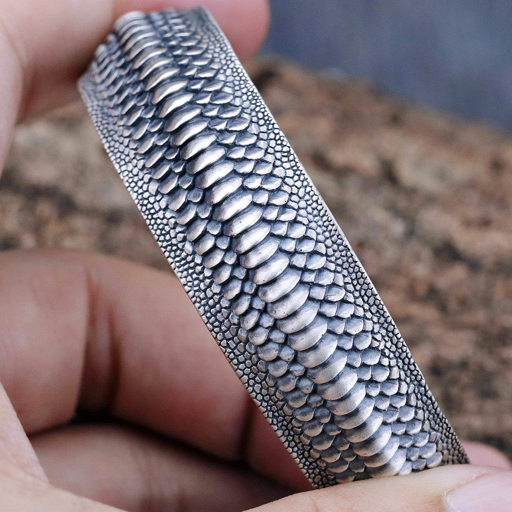 【Silver Monsters】日本雕畫雙絕 Dual Flow 新作「UROBOROS」純銀寬版蛇鱗手環