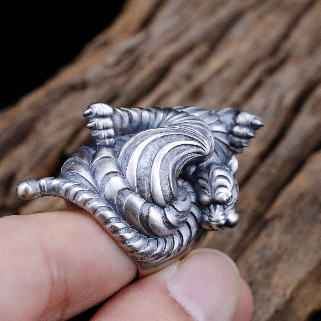 【Silver Monsters】日本雕畫雙絕 Dual Flow 2019 氣勢如虹 渦流盤虎純銀戒指