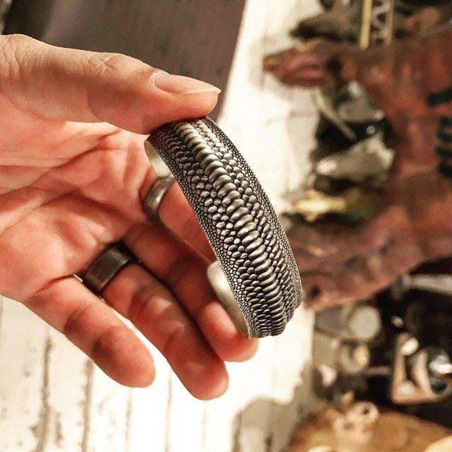 【Silver Monsters】日本雕畫雙絕 Dual Flow 新作「UROBOROS」純銀寬版蛇鱗手環