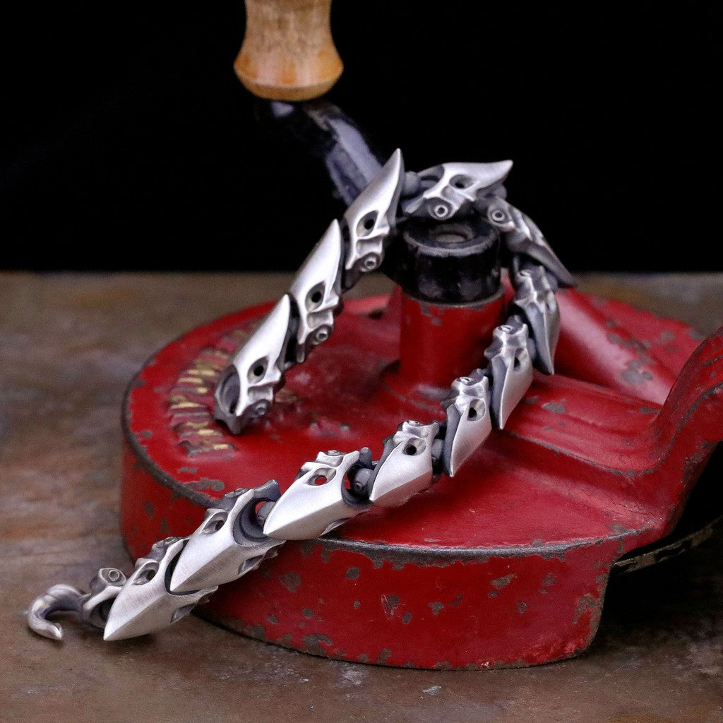 【Silver Monsters】日本前衛宗師 Glam Scale 機甲王 招牌髮絲紋霧化 機甲手鍊