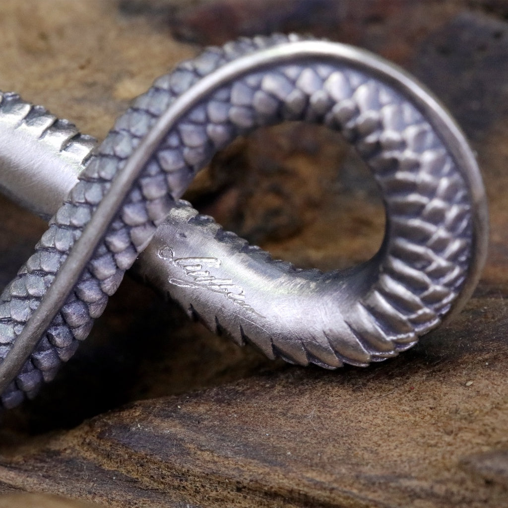 【Silver Monsters】日本雕畫雙絕 Dual Flow 經典手雕絕技再現 無限龍鱗 純銀吊墜