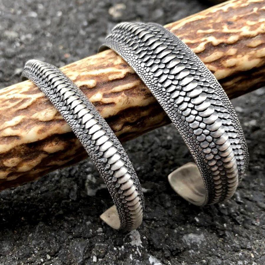 【Silver Monsters】日本雕畫雙絕 Dual Flow 新作「UROBOROS」純銀銜尾蛇鱗手環