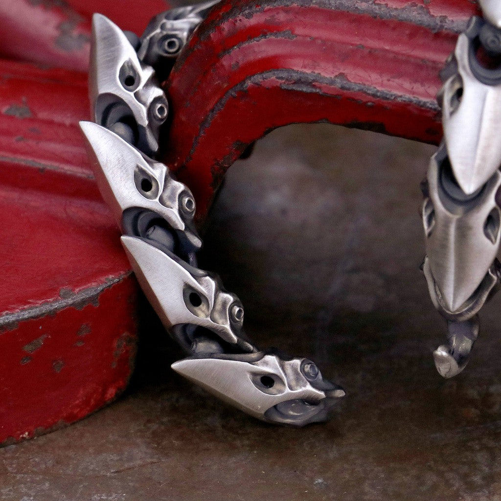 【Silver Monsters】日本前衛宗師 Glam Scale 機甲王 招牌髮絲紋霧化 機甲手鍊