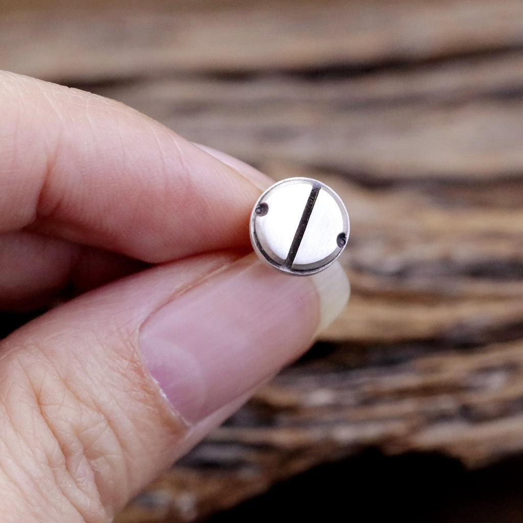 【Silver Monsters】日本前衛宗師Glam Scale 機甲王 髮絲紋霧化 啞光機械螺帽 純銀耳針