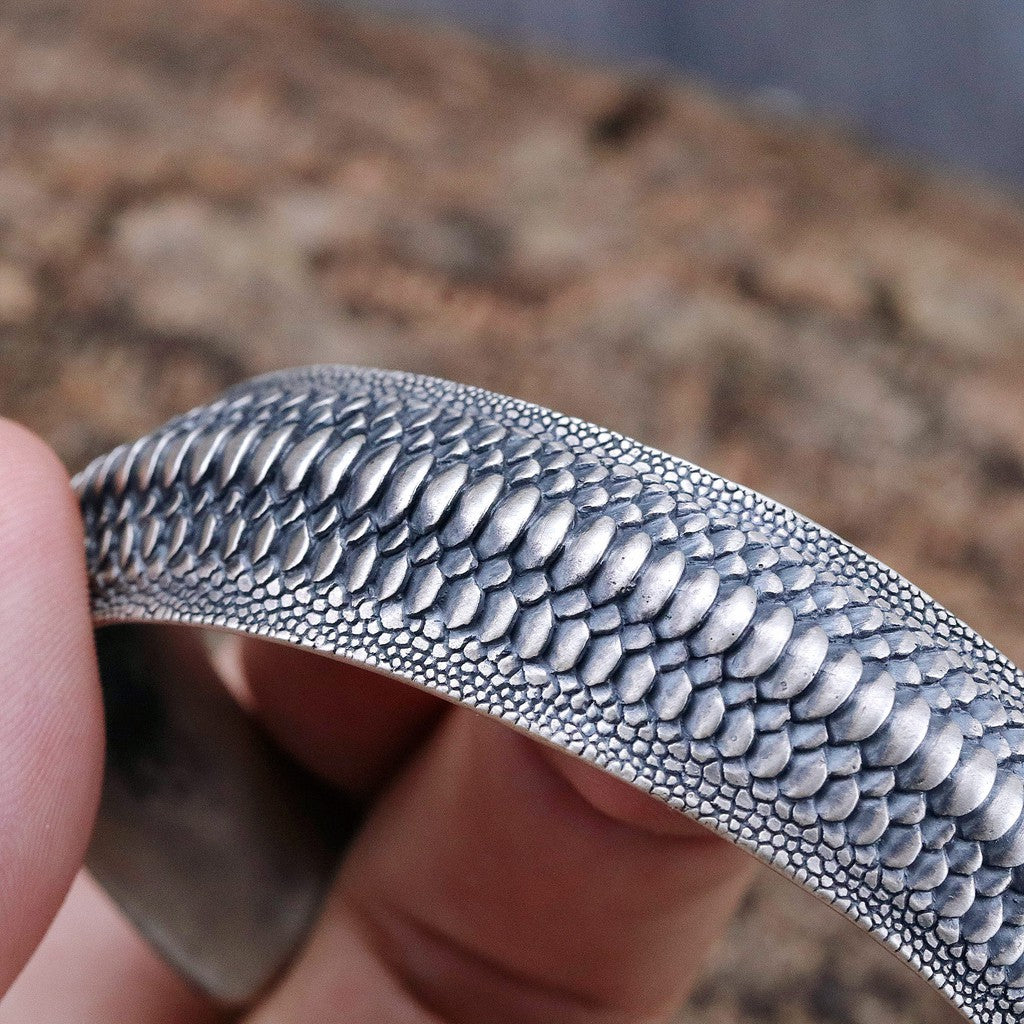 【Silver Monsters】日本雕畫雙絕 Dual Flow 新作「UROBOROS」純銀寬版蛇鱗手環