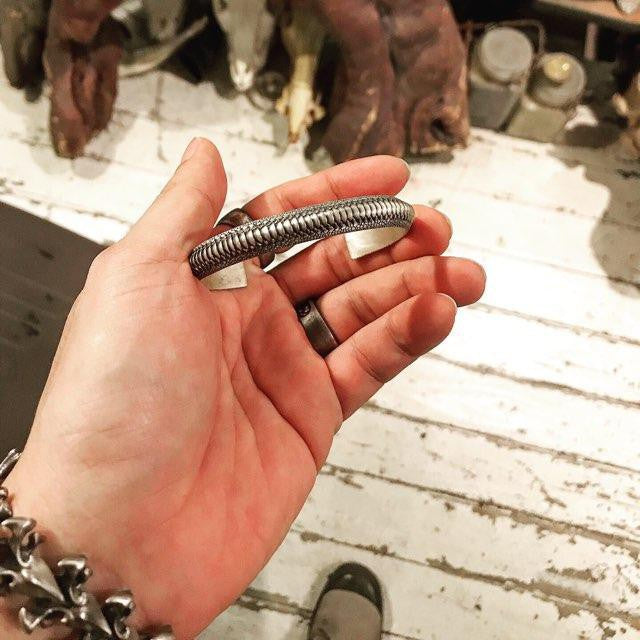 【Silver Monsters】日本雕畫雙絕 Dual Flow 新作「UROBOROS」純銀銜尾蛇鱗手環