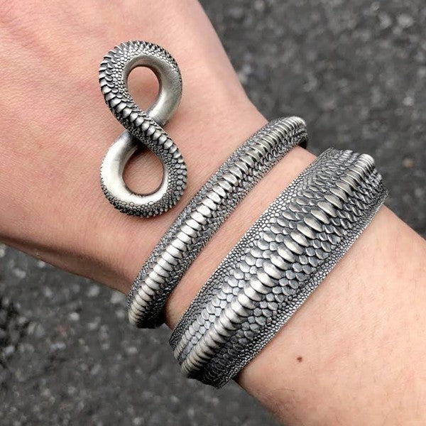 【Silver Monsters】日本雕畫雙絕 Dual Flow 新作「UROBOROS」純銀寬版蛇鱗手環