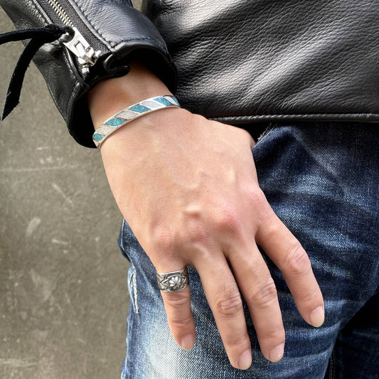 【Silver Monsters】少量回補Mt.hill 日本匠人手作 綠松波紋鑲嵌白珊瑚碎末 窄版手環