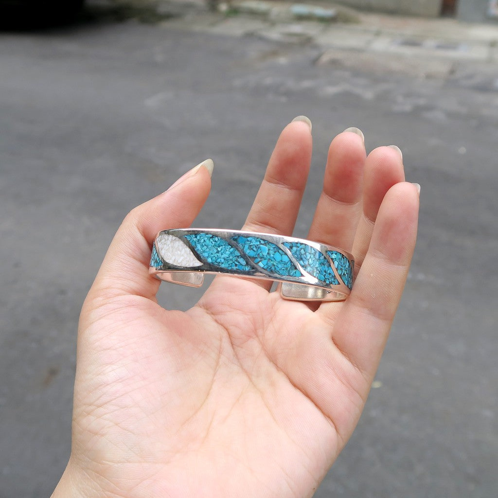 【Silver Monsters】日本Mt.hill 匠人手作 綠松波紋 白珊瑚碎末 寬版手環 (13mm)