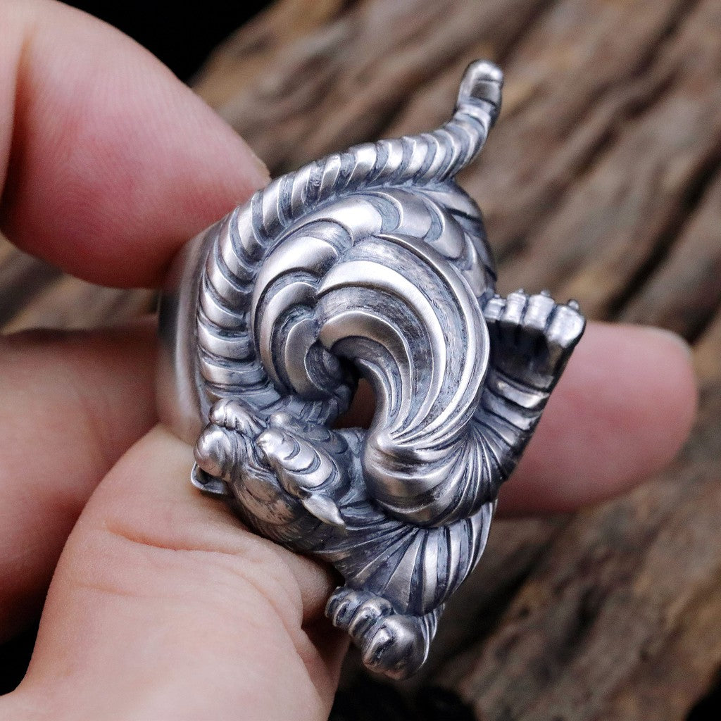【Silver Monsters】日本雕畫雙絕 Dual Flow 2019 氣勢如虹 渦流盤虎純銀戒指