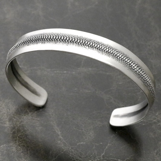 【Silver Monsters】日本雕畫雙絕 Dual Flow 細緻雕工 簡約時尚 "輕薄鱗片" 純銀手環