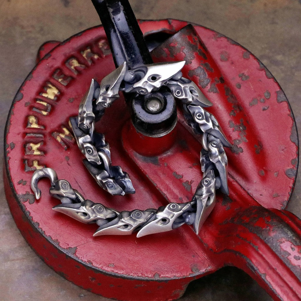 【Silver Monsters】日本前衛宗師 Glam Scale 機甲王 招牌髮絲紋霧化 機甲手鍊