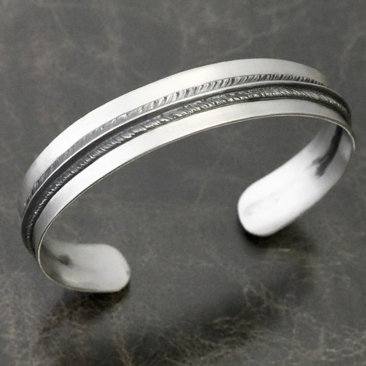 【Silver Monsters】日本雕畫雙絕 Dual Flow 細緻雕工 簡約時尚 "輕薄羽毛" 純銀手鐲