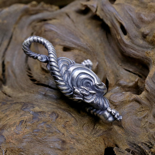 【Silver Monsters】日本雕畫雙絕 Dual Flow 氣勢如虹 渦流盤虎吊墜